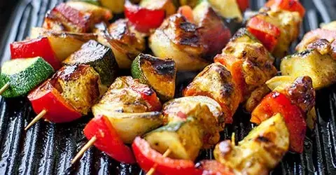 Jak pokroić cukinię na szaszłyki, aby uniknąć problemów z grillowaniem