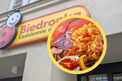 Opakowanie zakręconych frytek na tle logo Biedronki.