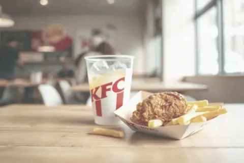 Ile kosztują frytki w KFC? Sprawdź ceny i wielkości porcji
