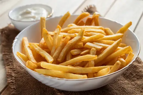 Złociste frytki z airfryer Tefal, idealne do szybkiego przygotowania. Chrupiące i pyszne!