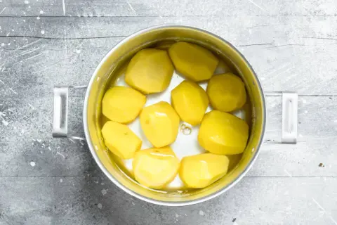 Obrane ziemniaki w garnku z wodą. Idealne do gotowania, pieczenia lub na puree. Oto co zrobić z obranymi ziemniakami!