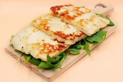 Jak grillować ser halloumi na patelni, aby uzyskać idealną chrupkość