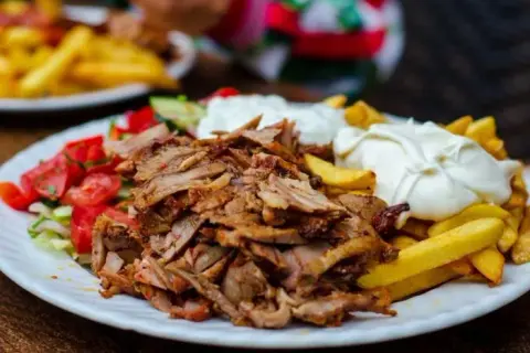 Ile kcal ma kebab z frytkami? Zaskakujące różnice w kaloriach!