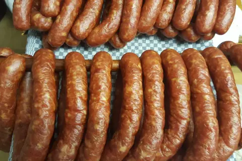 Przepis na kiełbasę wiejską 5 kg - zaskocz rodzinę smakiem domowej wędliny