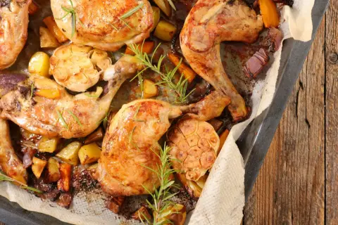 Pieczone ćwiartki z kurczaka z ziemniakami, marchewką i czosnkiem. Idealny sposób, by dowiedzieć się, ile gotować ćwiartki z kurczaka, by były soczyste.
