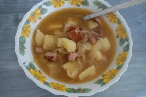 Jakie przyprawy do kapuśniaku z kiszonej kapusty, aby zupa była wyjątkowa?