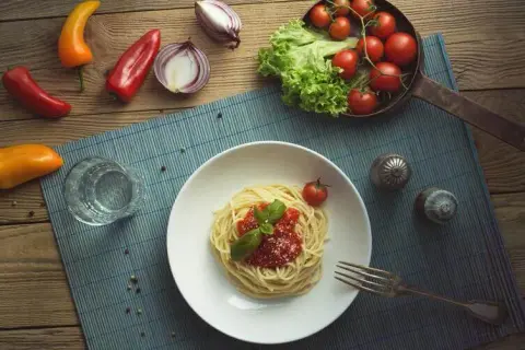 Jakie przyprawy do sosu pomidorowego, aby uzyskać wyjątkowy smak?
