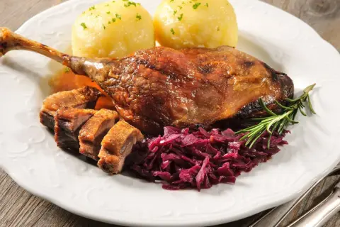 Pieczona kaczka z kluskami i czerwoną kapustą. Czy kaczka to drób? Tak, to pyszny drób!