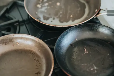 Jak wyczyścić spód patelni indukcyjnej bez uszkadzania powłoki