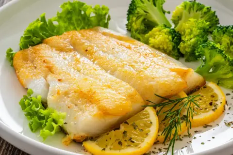 Smażony halibut z brokułami i cytryną. Prosty sposób, jak przyrządzić halibuta na obiad.