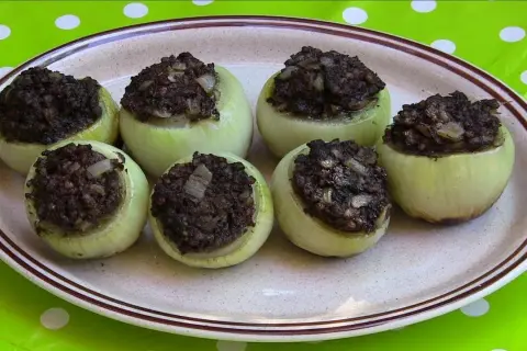 Pyszna cebula na grillu: proste przepisy, które oczarują smakoszy