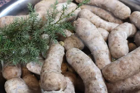 Kiełbasa biała surowa - tradycja, smak i najlepsze przepisy