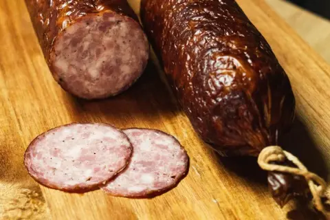 Kiełbasa tatrzańska: tradycyjny przepis, składniki i wartości odżywcze