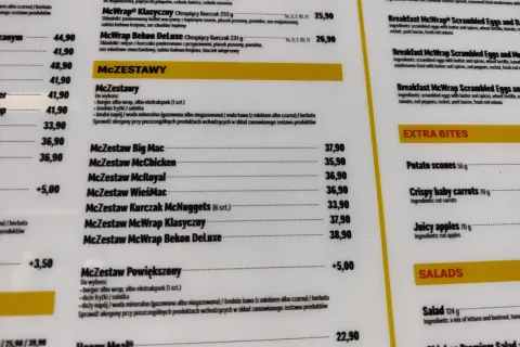 McZestaw Powiekszony: burger lub wrap, duże frytki/sałatka, napój. Średnie frytki w McDonald's kosztują 5 zł.