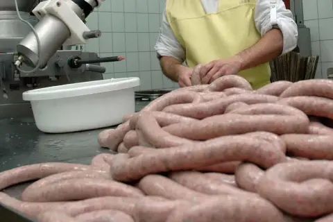 Ceny kiełbasy zwyczajnej w Polsce – porównanie i najlepsze oferty