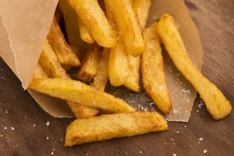 Jak smażyć frytki we frytkownicy, aby były idealnie chrupiące?