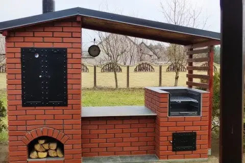 Jak zbudować grill z wędzarnią, aby cieszyć się smakiem wędzenia