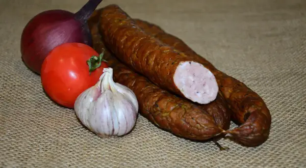 Kiełbasa, cebula, pomidor i czosnek. Zastanawiasz się, ile czosnku granulowanego do kiełbasy?