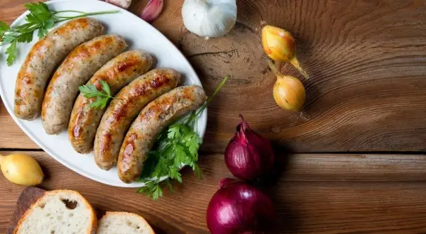 Ile piec białą kiełbasę w piekarniku, by była idealnie soczysta?