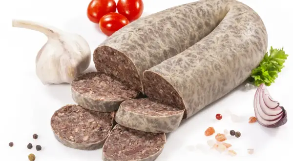 Kaszanka z czosnkiem i pomidorkami. Zastanawiasz się, jak długo można przechowywać kaszankę w lodówce? Oto odpowiedź.