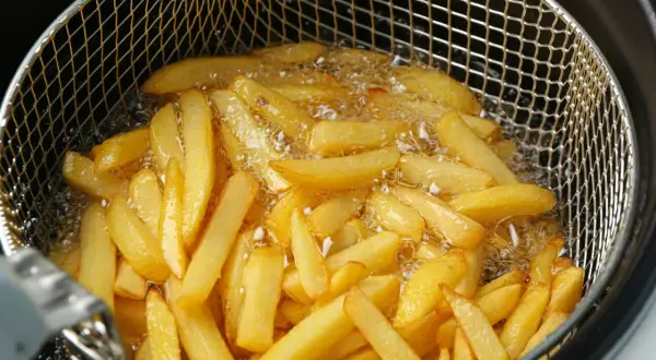 Na czym smażyć frytki? Odkryj najlepsze oleje do frytowania