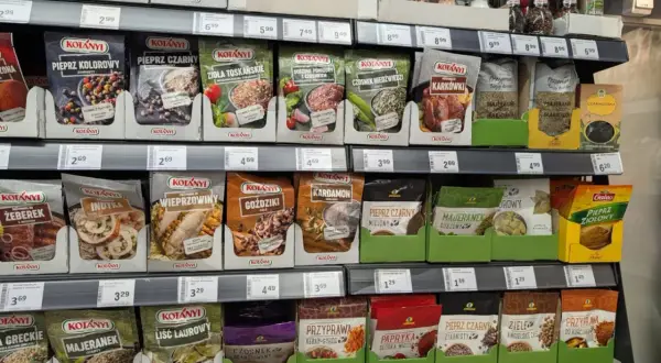 Półka z przyprawami. Znajdziesz tu pieprz, majeranek, czosnek, ziele angielskie i inne, co zamiast cynamonu do potraw.