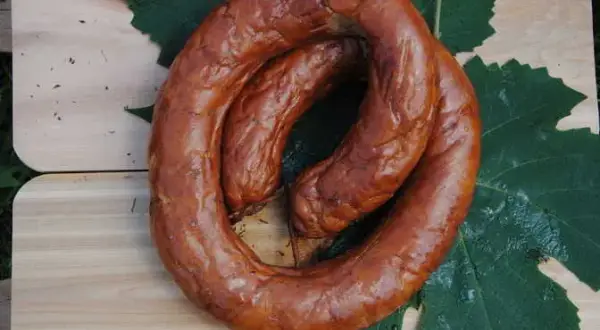 Gdzie kupić kiełbasę lisiecką? Sprawdź najlepsze sklepy i oferty