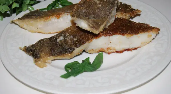 Chrupiący halibut ze skórą, idealny do podania. Oto jak smażyć halibuta ze skórą, by był pyszny.