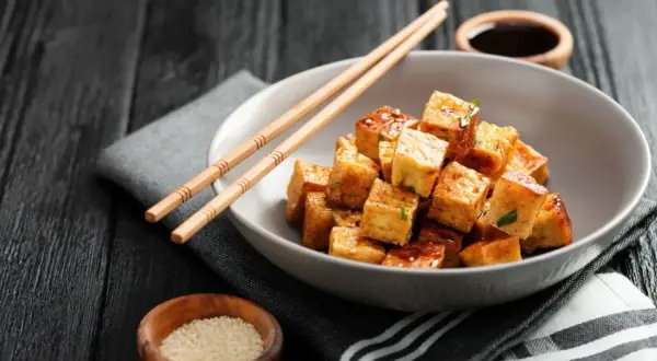 Jak przyrządzić tofu na patelni, aby uzyskać idealną chrupkość