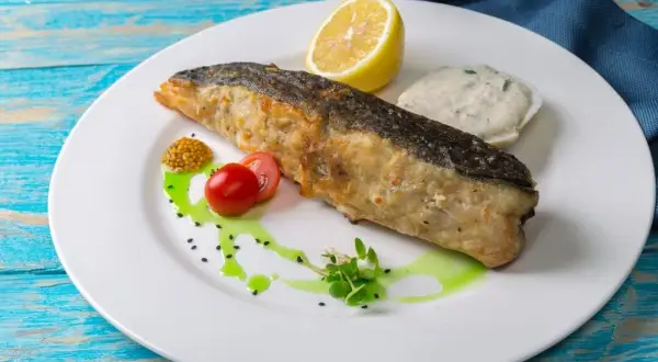 Jak przyrządzić suma na patelni, aby był soczysty i smaczny