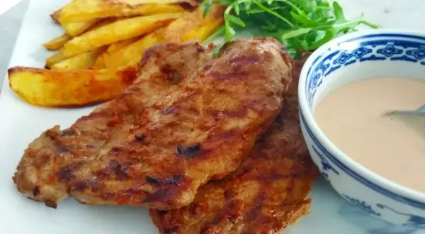 Jak smażyć karkówkę na patelni, aby była soczysta i aromatyczna