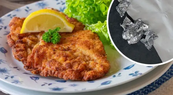 Jak odświeżyć kotlety schabowe? Zobacz, jak folia aluminiowa może pomóc przywrócić im chrupkość.