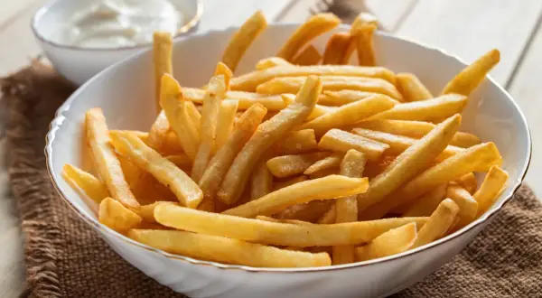 Złociste frytki z airfryer Tefal, idealne do szybkiego przygotowania. Chrupiące i pyszne!