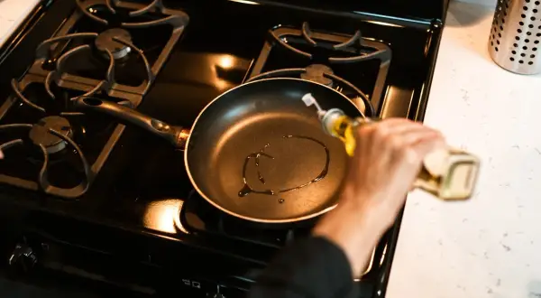 Patelnie ceramiczne czy teflonowe – co wybrać, aby nie żałować?