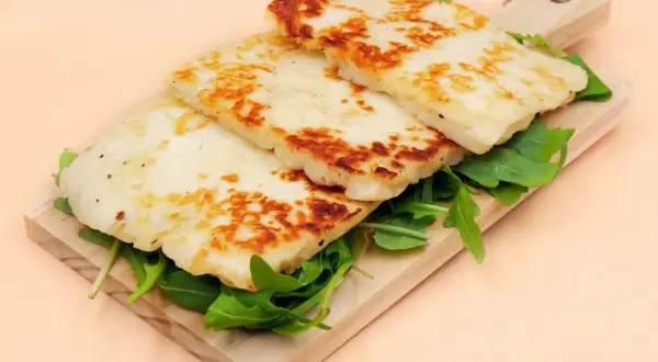 Jak grillować ser halloumi na patelni, aby uzyskać idealną chrupkość