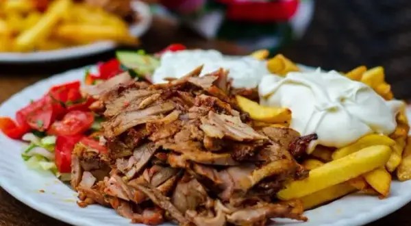 Ile kcal ma kebab z frytkami? Zaskakujące różnice w kaloriach!