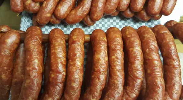 Przepis na kiełbasę wiejską 5 kg - zaskocz rodzinę smakiem domowej wędliny