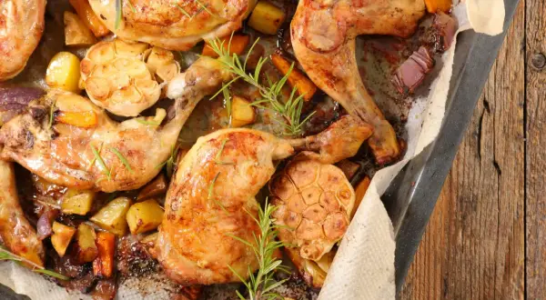 Pieczone ćwiartki z kurczaka z ziemniakami, marchewką i czosnkiem. Idealny sposób, by dowiedzieć się, ile gotować ćwiartki z kurczaka, by były soczyste.