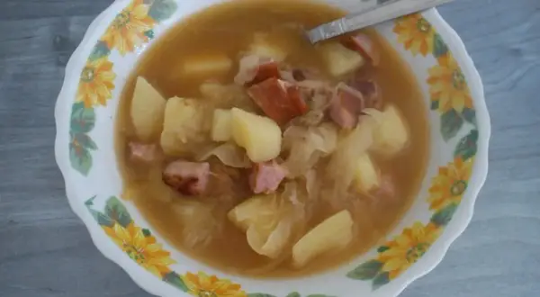 Jakie przyprawy do kapuśniaku z kiszonej kapusty, aby zupa była wyjątkowa?