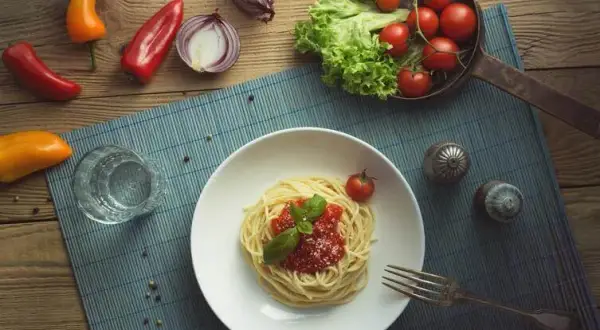 Jakie przyprawy do sosu pomidorowego, aby uzyskać wyjątkowy smak?