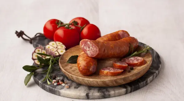Kiełbasa polska surowa z pomidorami, czosnkiem i ziołami. Czy jest zdrowa? Zależy od składników i sposobu przygotowania.