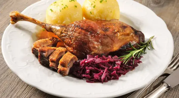 Pieczona kaczka z kluskami i czerwoną kapustą. Czy kaczka to drób? Tak, to pyszny drób!