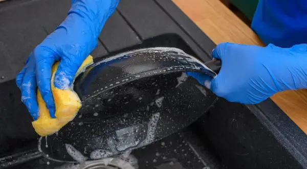 Jak usunąć teflon z patelni? Skuteczne i bezpieczne metody czyszczenia