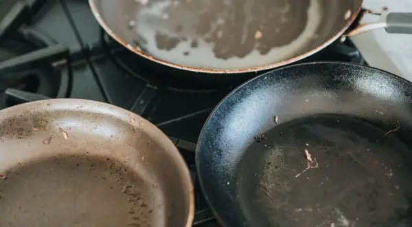 Jak wyczyścić spód patelni indukcyjnej bez uszkadzania powłoki