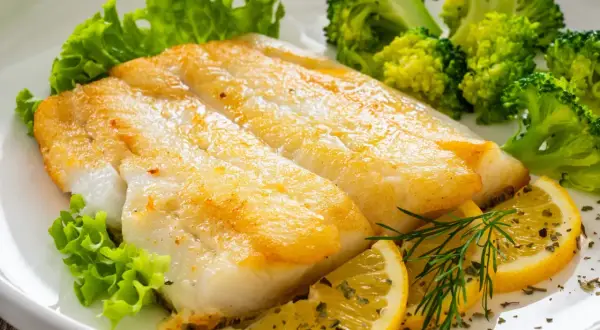 Smażony halibut z brokułami i cytryną. Prosty sposób, jak przyrządzić halibuta na obiad.