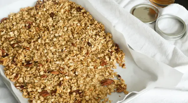 Upieczona granola z orzechami pekan na blasze. Idealna do śniadania, oto jak zrobić granole!