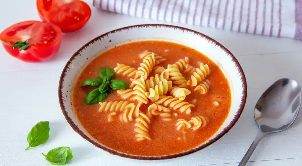 Aksamitna zupa pomidorowa z makaronem fusilli i bazylią. Idealne jakie przyprawy do zupy pomidorowej? Bazylia i czosnek!