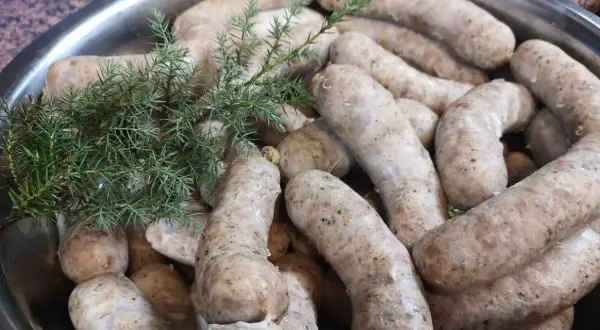 Kiełbasa biała surowa - tradycja, smak i najlepsze przepisy