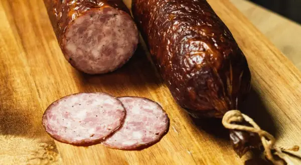 Kiełbasa tatrzańska: tradycyjny przepis, składniki i wartości odżywcze