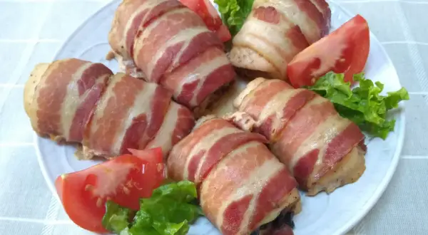 Pyszne roladki drobiowe zawijane boczkiem z serem i pomidorami